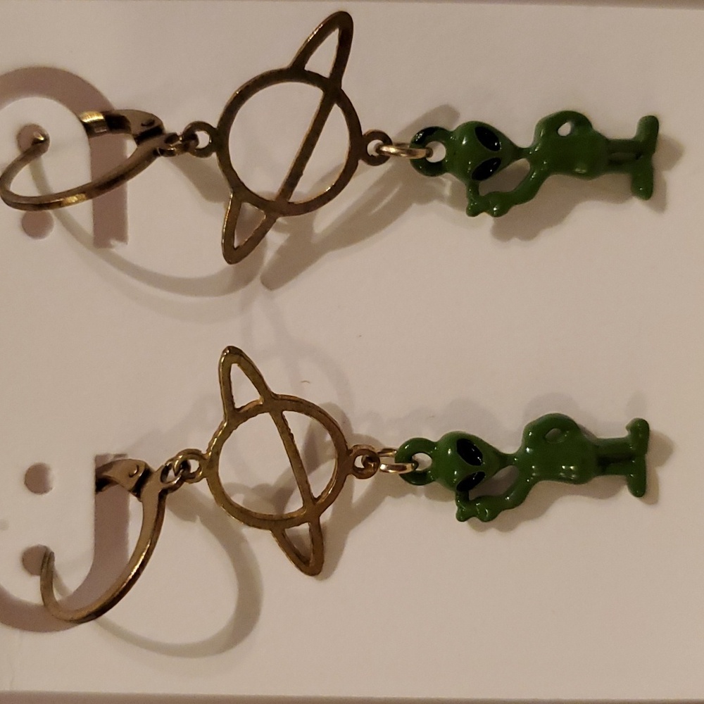 Alien huggie earrings 👽